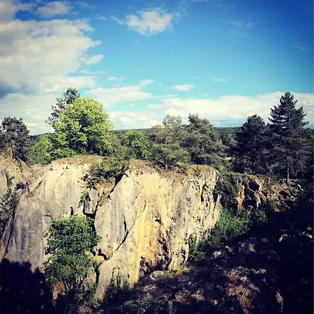 Out & Prunelliers شقة